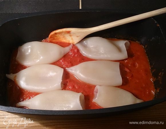 Добавляем к нашему готовому соусу целые отварные тушки кальмаров.