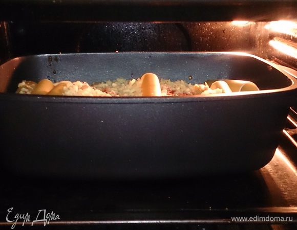 Посыпаем сыром и ставим в духовку, разогретую до 180°С на 30 минут.