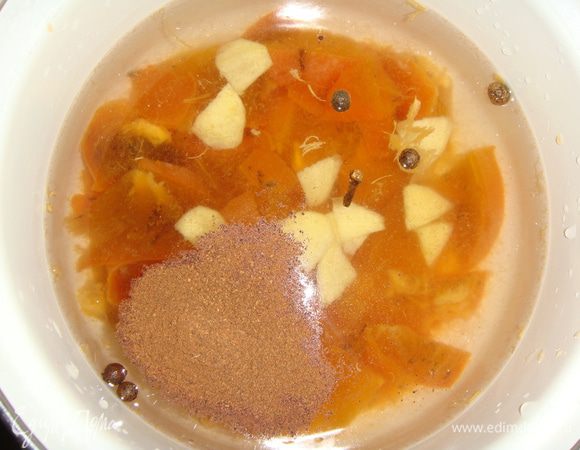 Хурму нарезать кусочками и сложить в кастрюлю. Туда же положить имбирь дольками, корицу молотую,перец горошком, гвоздику и залейте водой. Поставить на огонь, варить после закипания на медленном огне 10 минут.