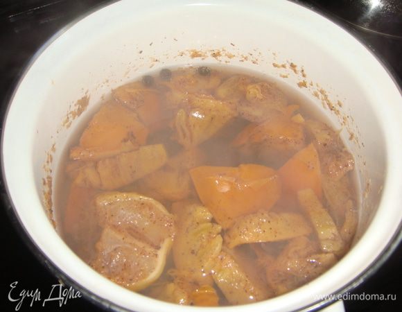 Через 10 минут добавить в кастрюлю 1/4 лимона и варить еще 10 минут.