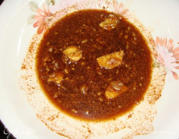 Сначала приготовим маринад для мяса. В чаше, где будет мариноваться говядина смешать соевый соус, мед, перец красный, черный, имбирь нарезанный дольками, чеснок выдавленный через чеснокодавилку. 