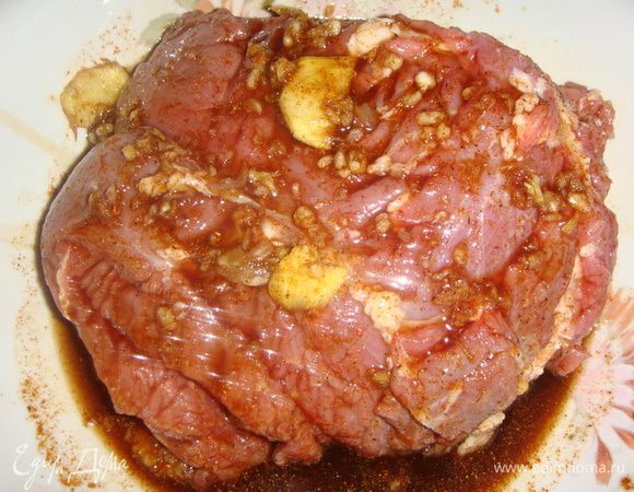 Обмазать мясо маринадом и убрать в холодильник на 2 часа. Если есть время лучше оставить мясо мариноваться на ночь.