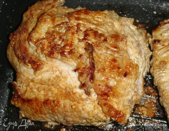 Обжарить мясо на сковороде гриль без масла по 5 минут с каждой стороны.