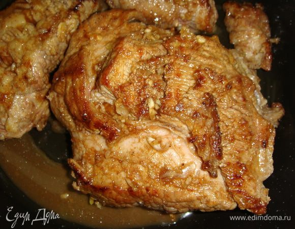 Выложить говядину в форму для запекания, полить маринадом. Закрыть форму фольгой для запекания и поставить в разогретую до 220°С духовку на 30 минут.