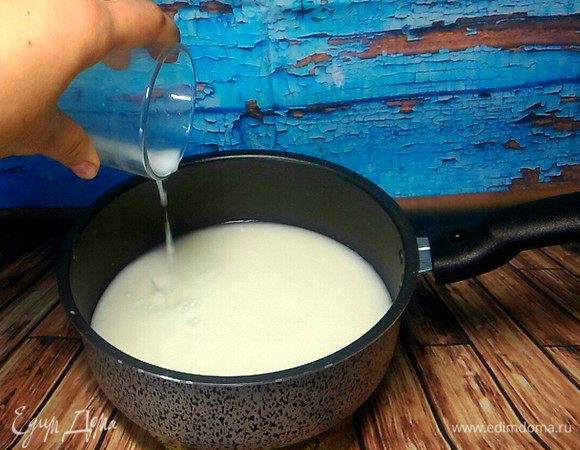 В небольшом сотейнике смешиваем молоко и воду, можно использовать только лишь одно молоко, но вот заменить все водой не рекомендую, напиток будет не такой насыщенный по вкусу.