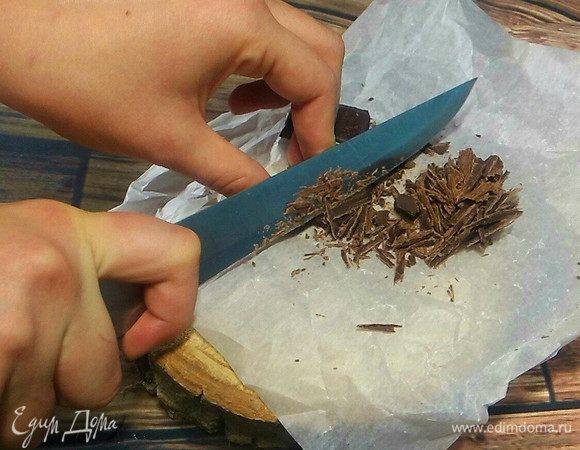 Первым делом измельчаем любым удобным для вас способом шоколад, в данном случае измельчен ножом. Советую использовать только хороший шоколад с высоким содержанием какао, так как это главный герой напитка.