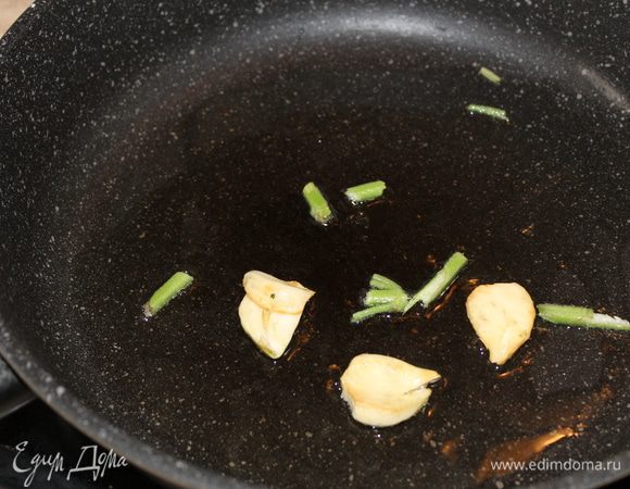 В сковороду налейте масло, положите нарезанный пластинками зубчик чеснока и черенки шалфея, прогрейте и когда чеснок начнет менять цвет удалите все специи.