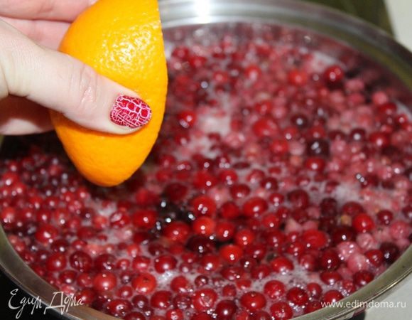 Выдавить сок с половины апельсина.