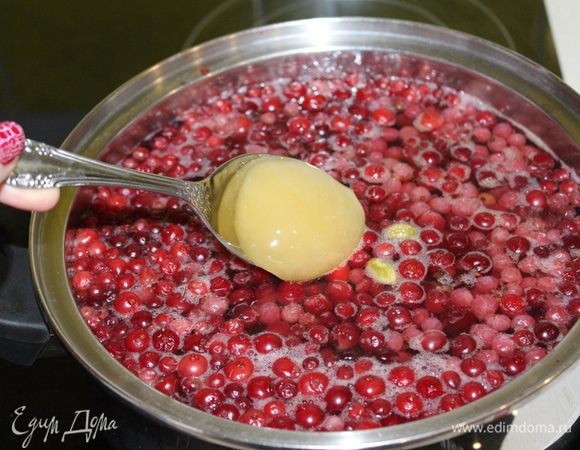 Перед употреблением напиток процедить, подогреть и добавить мед по вкусу. А можно этот шаг упустить и пить этот напиток как теплым, так и холодным.