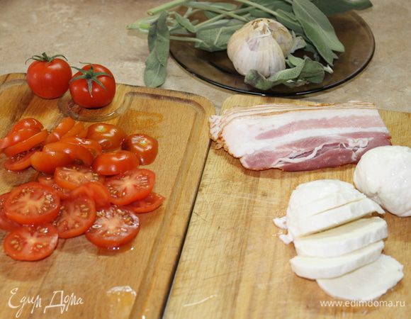 Пока обжаривается тыква, нарежьте помидоры и моцареллу.