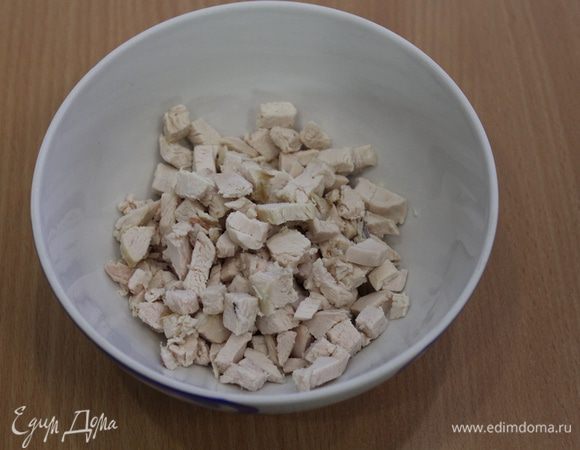 Отваренную куриную грудку нарезать кубиками.