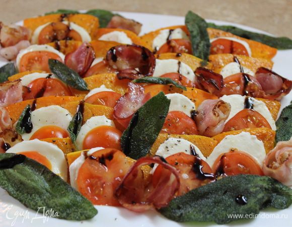 Сверните розочками обжаренный бекон и разложите между рядами, украсьте салат чипсами из листиков шалфея, полейте бальзамическим кремом и подавайте теплым к столу.
Приятного аппетита!