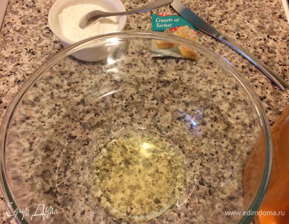 Духовку нагреть до 110–120°С. Белок комнатной температуры взбить в легкую пену.