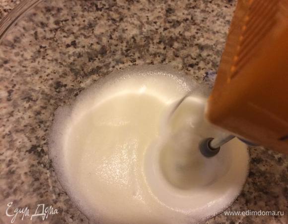 Добавить винный камень (Cream of Tartar) на кончике ножа и продолжать взбивать.