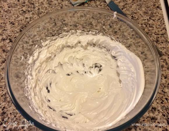 Затем начать постепенно добавлять сахарную пудру, взбивая после каждого добавления.