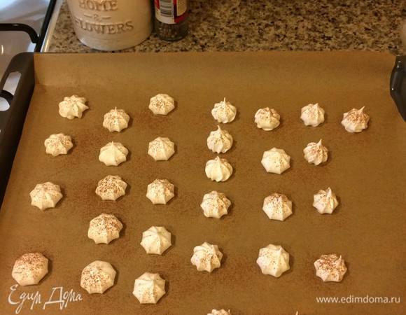 Противень застелить бумагой для выпечки, белковую массу переложить в кондитерский мешок и выдавить на противень. Слегка присыпать какао.