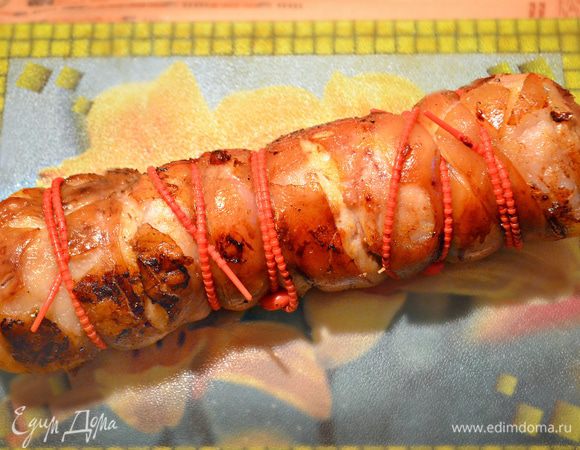 Через сутки выложите поркетту на противень и запекайте в разогретой до 150ºС — 160ºС духовке около 3 часов.
После запекания достаньте поркетту из духовки, аккуратно снимите фольгу и бумагу с поркетты. Рулет выложите на застеленный новым куском пекарской бумаги противень. После чего увеличьте температуру духовки до 200ºС. Далее поместите поркетту снова в духовку минут на 30, чтобы свиная шкура подрумянилась, запеклась и стала хрустящей. Во время запекания необходимо часто переворачивать поркетту, чтобы она равномерно запеклась и стала хрустящей. Когда шкура запеклась, нужно достать поркетту, дать ей минут «отдохнуть» в течение 15 мин.