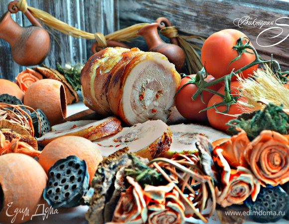 Аккуратно снимите шпагат, дайте поркетте немного остыть, нарежьте на порционные куски и подавайте к столу.

