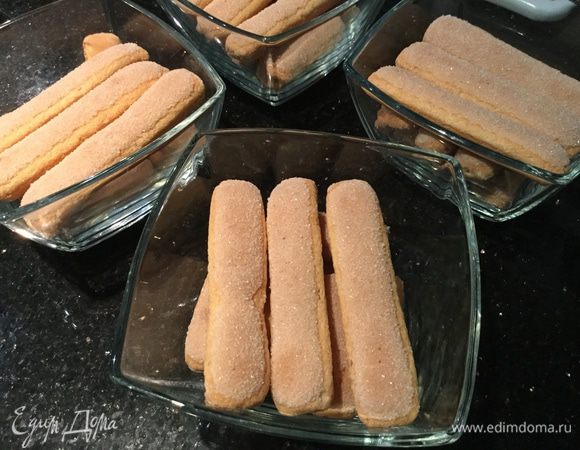 Возьмите одну пиалу диаметром 23 — 25 см или 4 порционные и уложите печенье слоями.