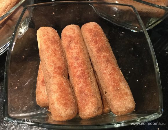 Добавьте в свежесваренный кофе 2 ст. л. сахара и аккуратно залейте им печенье. Я заливала чайной ложкой, чтобы досталось каждому кусочку.