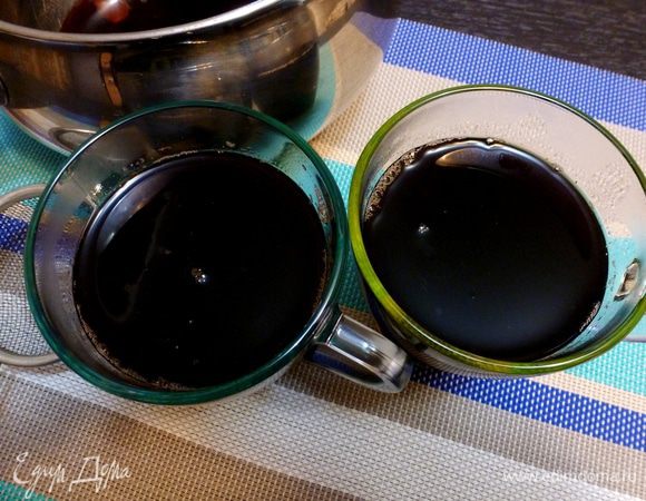 Процедим вишневый глинтвейн через ситечко, смешаем с  заваренным чаем и подогреем кастрюлю с глинтвейном до желаемой температуры.