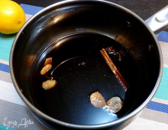 В кастрюлю выливаем сок, кладем все специи, сахар и ставим на плиту. Нагреваем его почти до кипения, но не кипятим! Как только поверхность напитка начнет «подергиваться», снимаем с огня и оставим настояться минут 20 — 30.