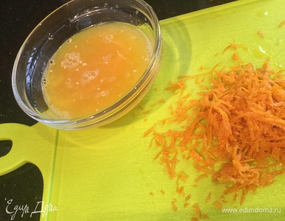 Натрите цедру и выжмите сок апельсина.