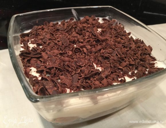 Натрите шоколад  и украсьте тирамису, сверху присыпьте апельсиновой цедрой. Поставьте десерт в холодильник, до подачи.