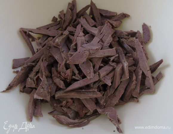 Нарезаем сердце соломкой.