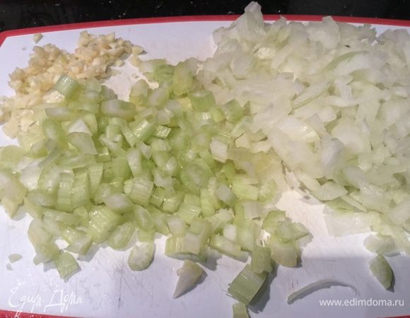 Мелко нарежьте лук, сельдерей и чеснок.