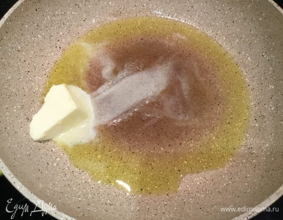 Разогрейте сковороду, налейте оливковое масло, добавьте сливочное масло и дайте ему растаять.