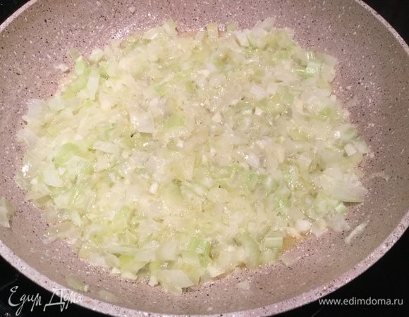 Добавьте лук, чеснок и сельдерей, готовьте на очень медленном огне около 15 минут до тех пор, пока овощи не станут мягкими и прозрачными. Такая смесь называется soffrito.