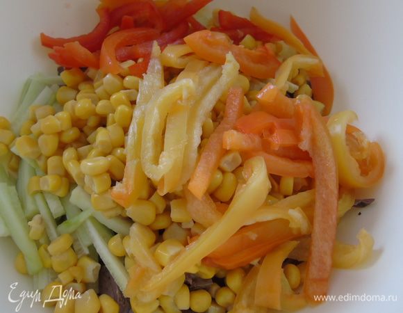 Огурец, перец также нарезаем соломкой и отправляем к сердцу. Добавляем кукурузу.