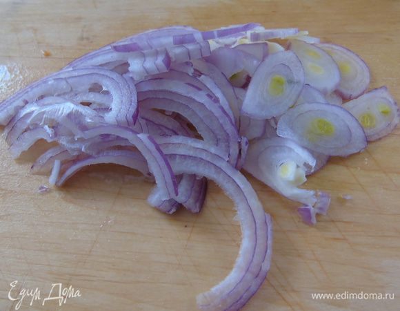 Лук нарезаем полукольцами и также отправляем в салат.