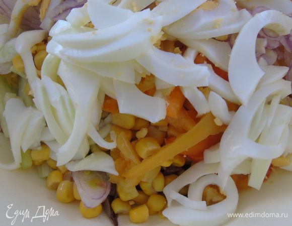 Яйца отвариваем и очищаем. Отделяем белок и нарезаем соломкой в салат.