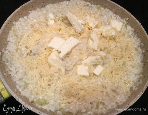 Выключите огонь, добавьте сливочное масло и тертый сыр, перемешайте и накройте крышкой. Оставьте на пару минут и сразу подавайте. 