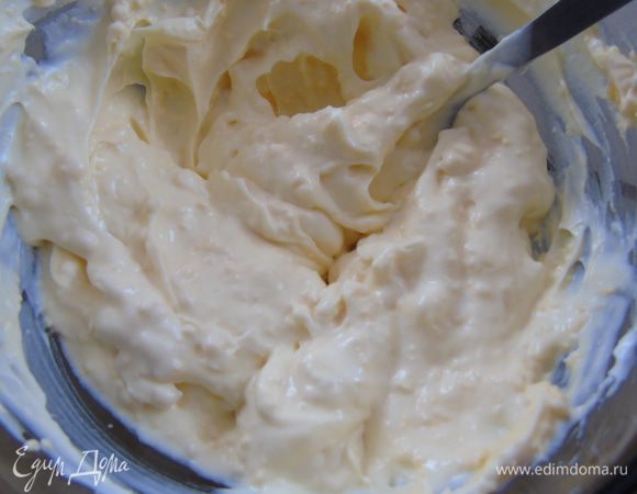 А желтки растираем со сметаной.