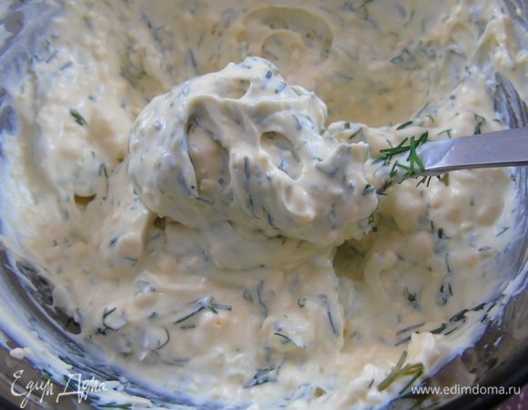 Добавляем лимонный сок по вкусу, горчицу, я положила чайную ложку без горки, вы кладите на свой вкус. И также добавляем мелко нарезанную зелень, у меня укроп. 