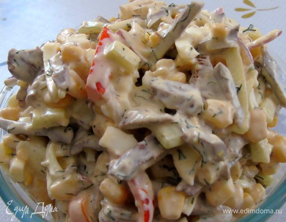 Заправляем салат, солим и перчим по вкусу. 