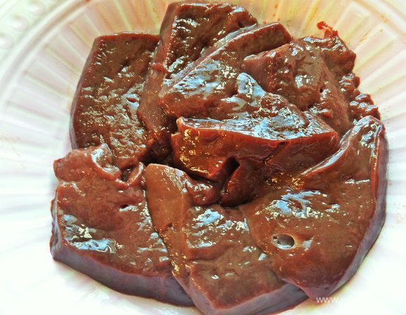 Печенку говяжью промыть, очистить, нарезать на ломтики толщиной примерно 1 см.