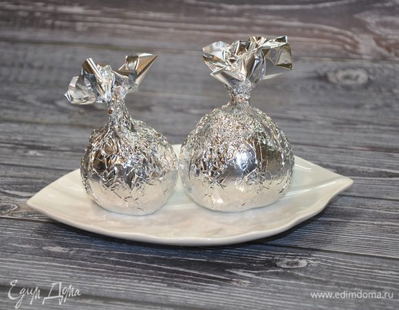 Свеклу хорошо помойте, хвостики и листовые розетки не обрезайте. Плотно оберните свеклу в фольгу, как в мешочек, оставив хвостики сверху. 