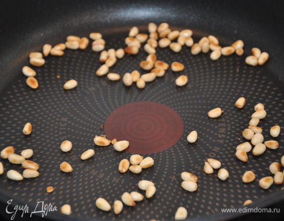 Кедровые орешки слегка обжарьте на сковороде на средней температуре до золотистого цвета.
