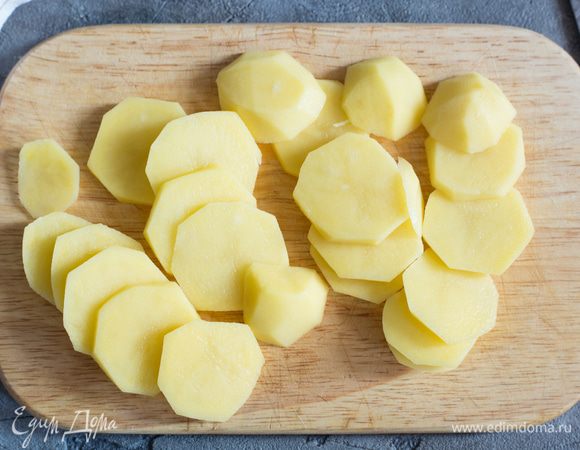 Картофель почистите и нарежьте тонкими кружочками. Выложите картофель в небольшую кастрюлю, залейте кипятком, добавьте шафран, доведите до кипения и варите 4 минуты.