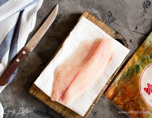Филе предварительно разморозьте, затем промойте и просушите бумажным полотенцем. Лук-порей нарежьте тонкими кольцами. Из лайма выжмите сок.