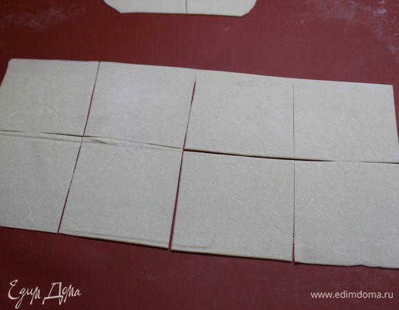 Приготовьте тесто. Соедините оба сорта муки, добавьте немного соли. Яйца и желтки размешайте с небольшим количеством воды, влейте в муку и замесите не очень плотное, но эластичное тесто. Готовое тесто заверните в пленку и оставьте в прохладном месте отдохнуть и созреть.