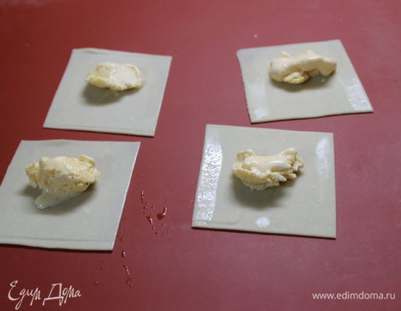 Когда начинка немного застынет, приступаете в приготовлению пасты.
Раскатайте тесто в тонкий пласт  толщиной 1мм. Нарежьте на квадраты размером 7х7 см. На каждый квадрат, предварительно слегка смочив края, положите не полную чайную ложку охлажденной начинки.
