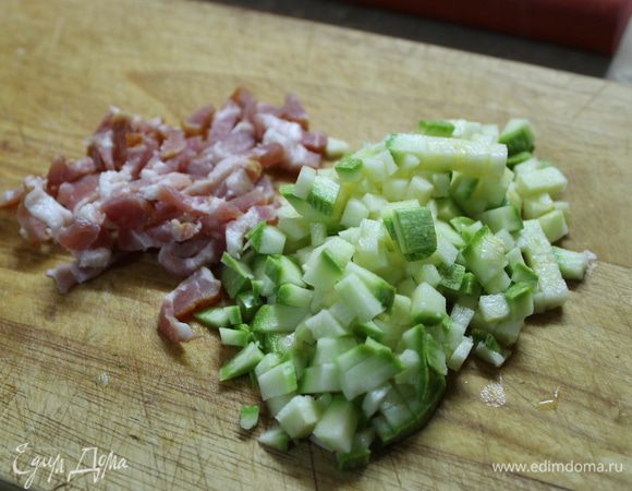 Из кабачка и панчетты приготовьте соус, с которым будете подавать равиоли. Кабачок нарежьте кубиками, панчетту — соломкой.