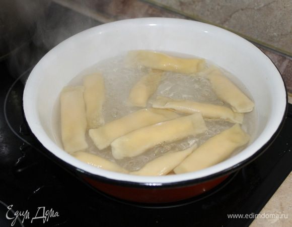 Отварите пасту и соедините с подготовленным соусом.