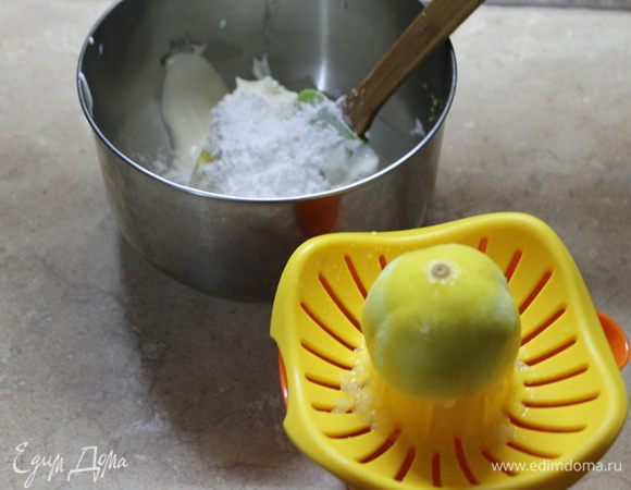 Снимите цедру с одного лимона и выдавите из двух лимонов сок. Для приготовления мороженого потребуется 100 мл.