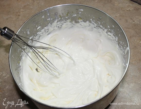 Добавьте к сыру маскарпоне молоко, сахарную пудру и цедру. С помощью миксера взбейте массу до кремообразного состояния, постепенно добавляя лимонный сок  и лимончелло.